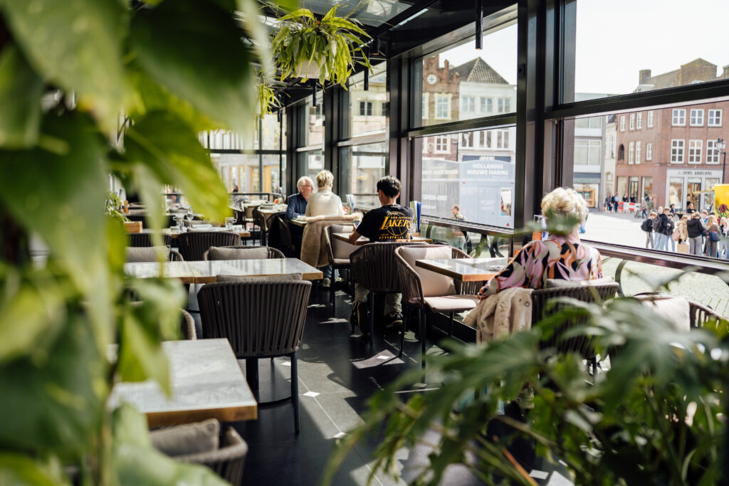 Lunch in de serre van Brasserie Cé met uitzicht op de Markt in Den Bosch